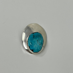 Button with round turquoise solitaire