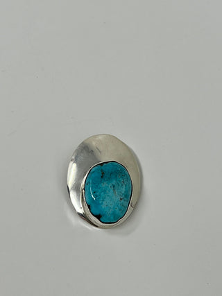 Button with round turquoise solitaire